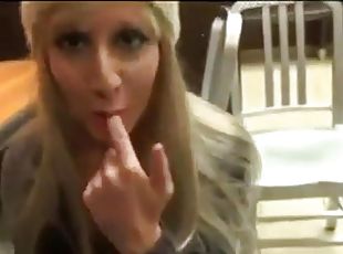 Blondes Mädchen beim Sex pov gefilmt und in den Mund gespritzt