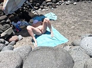 Guy finds a naked stranger girl fingering on public beach and cum