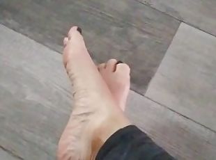 Crossed feet!! Sexy feet!!