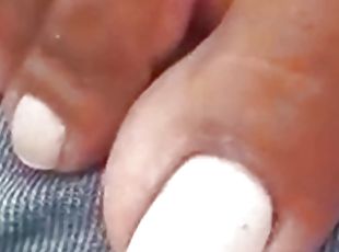 Close Nice Toes whit French Nails