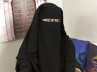 Niqab babe needs to learn Czech