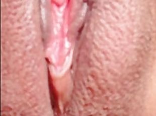 Over 20 mins of pussy play super up close, finger banging, slapping my pussy, and a little squirt!!!